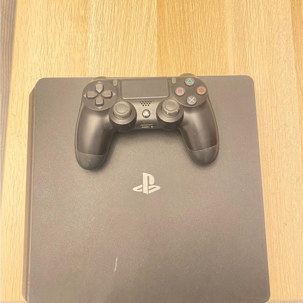 PS4 Console 500 GB with controller